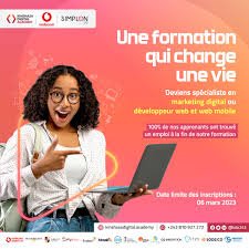 femme souriante présentant la formation marketing digital kadea academy